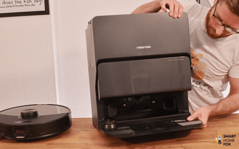Der Roborock S8 MaxV Ultra ist zu sehen samt Station.